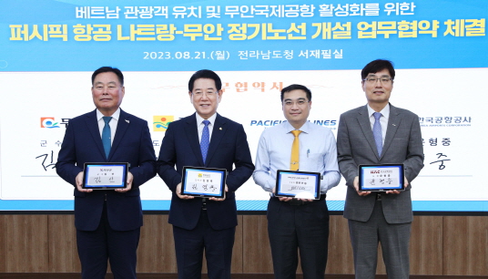 ▲김영록 전라남도지사가 21일 오전 도청 서재필실에서 베트남 퍼시픽 항공과 무안국제공항 정기노선 개설 업무협약을 했다. (왼쪽부터) 김산 무안군수, 김영록 전라남도지사, 응웬 당 끄엉 퍼시픽항공 부사장, 신용구 한국공항공사 글로컬사업본부장. ⓒ전남도