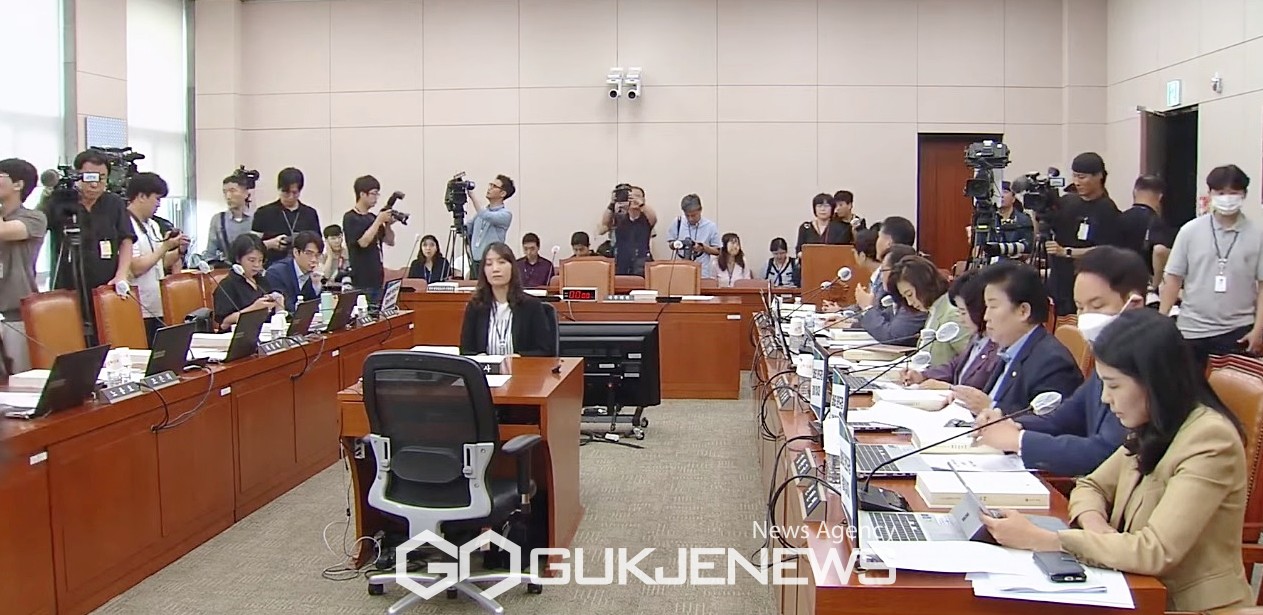 ▲25일 국미의힘 의원들과 여성가족부 장관이 불참한 가운데 국회 여성가족위원회 전체회의가 열리고 있다./사진=이용우 기자