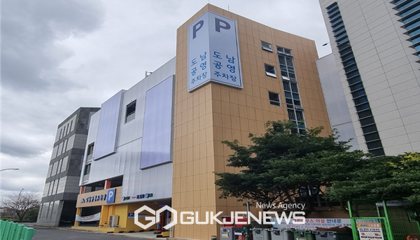 제주시는 주차장 사유화를 방지하고 시민들에게 쾌적한 주차환경을 제공하기 위해 주차난 심화지역을 대상으로 공영주차장 총 5개소를 유료로 운영한다. [사진은 해당 기사와 관련 없음]