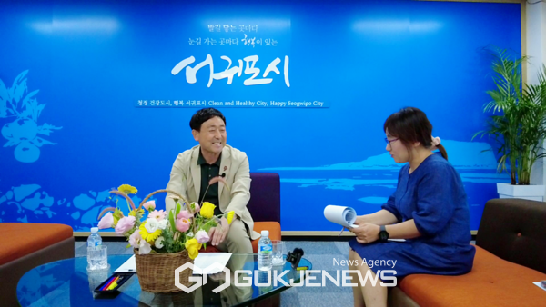 제주도인터넷신문방송기자협회는 지난 25일 취임 1주년을 맞은 서귀포시 이종우 시장과 특집 인터뷰를 통해 취임 이후 소감과 계획 등을 듣는 자리를 마련했다.[사진=제주도인터넷신문방송기자협회]