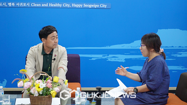 제주도인터넷신문방송기자협회는 지난 25일 취임 1주년을 맞은 서귀포시 이종우 시장과 특집 인터뷰를 통해 취임 이후 소감과 계획 등을 듣는 자리를 마련했다.[사진=제주도인터넷신문방송기자협회]