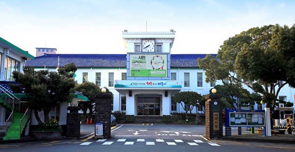 제주시가 올해 예산 1억4800만원을 확보하고   희귀난치성과 중증 질환자들의 도외병원 진료시 교통비를 1인당 연 12회까지 지원한다.[사진=제주시청사]