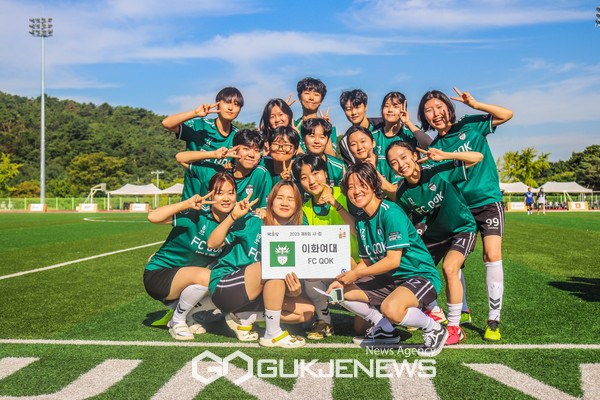 [서울대 샤컵] 이화여대 여자축구부 FC QOK 선수단, '이것이 브이의 정석'