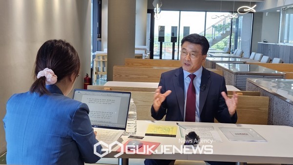 지난 4일 고기철 전 제주경찰청장이 제주시 파인밀 베이커리 카페에서 제주도 인터넷신문방송기자협회와 제주 지역 정가에서 이슈가 되고 있는 내용들에 대해 이야기를 나누고 있다.[사진=국제뉴스 제주본부]