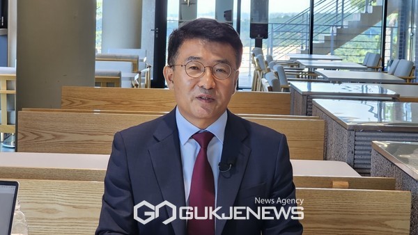 지난 4일 고기철 전 제주경찰청장이 제주시 파인밀 베이커리 카페에서 제주도 인터넷신문방송기자협회와 제주 지역 정가에서 이슈가 되고 있는 내용들에 대해 이야기를 나누고 있다.[사진=국제뉴스 제주본부]