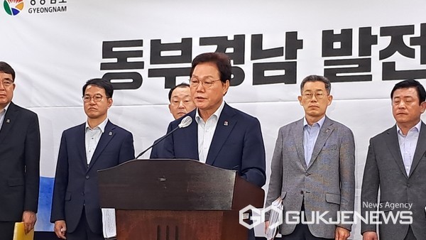 (경남=국제뉴스) 박완수 경남도지사가 7일 오전 10시 30분 도청 프레스센터에서 기자회견을 갖고 오는 2033년까지 국비 등 14조 8400억원을 투입해 철도망과 도로망을 획기적으로 개선하는 동부경남(김해 밀양 양산) 발전계획을 발표하고 있다. (사진=황재윤 기자)