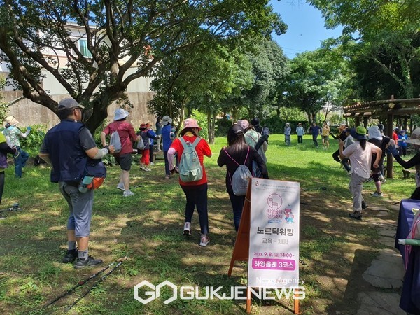  지난 9일부터 10일 이틀간에 걸쳐 열린 ‘서귀포 로(路)뒹: 길에서 뒹굴뒹굴 놀ing’이라는 주제로 열린 '2023 하영올레 걷기축제'에 민 및 관광객, 걷기 애호가 등 1천여 명이 넘는 참여자들의 호응 속에 성황리에 마쳤다.[사진=서귀포시청]