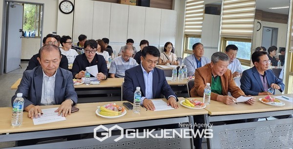 제주제2공항추진범시민포럼는  지난 10일 서귀포시 영천동자생단체 회관 2층에서 제1차 운영위원회를 개최하고 제주 제2공항 추진 촉구를 위한 서명을 운동을 16일과 17일 개최하기로 했다. [사진=문서현 기자]