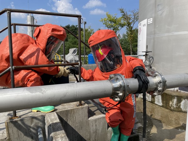 사진=구조대원들이 유해물질차단 장비를 활용해 화학물질 누출을 차단하고 있다.