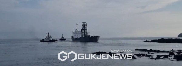 강릉 삼척에서 제주 애월항으로 입항 중인 선박 A호(4,480톤, 시멘트운반선)가 원인미상으로 좌초되는 사고가 발생해 제주해양경찰이 수습에 나섰다.[사진=제주해양경찰서]