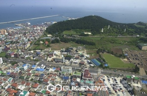 제주시는 최근 최근 특정 아파트의 분양전환을 앞두고 시세 조종을 목적으로 고가에 거래 신고한 후 계약을 해제하거나, 평소 거래가격보다 높은 가격으로 거래된 사례가 있다는 제보가 있어 이로  인한 시민들의 피해를 예방하기 위해 오는 11월까지 집값 띄우기 의심사례 등 부동산 거래신고에 대한 조사를 실시한다.[사진=국제뉴스 제주본부 DB]