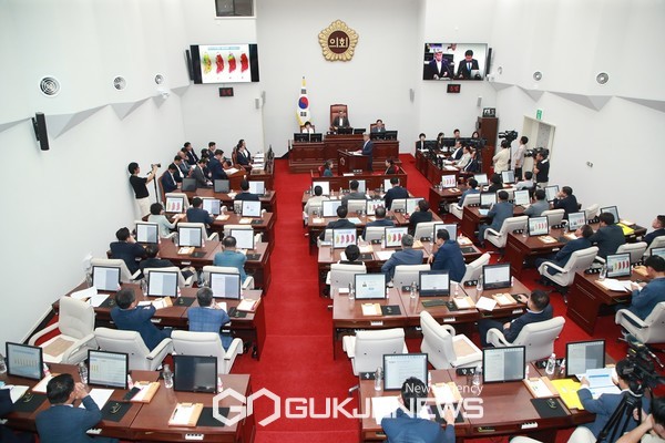 제주도의회는 12일 제주도를 대상으로 도정질문을 이틀째 이어가고 있는 가운데 제주형 행정체제개편에 대한 질의가 이어졌다,[사진=제주도의회]