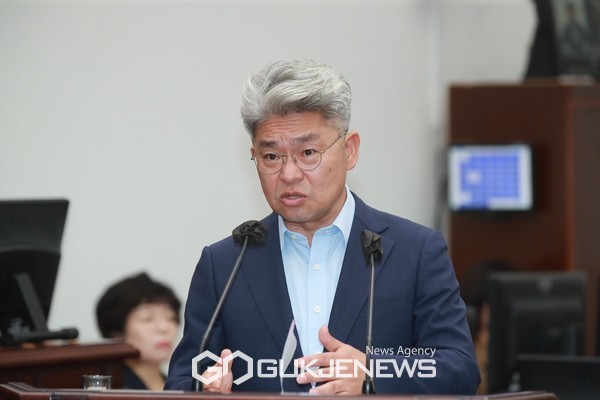 강철남 의원은 행정체제 개편이 특별법 폐지를 전제로 하는 것이 아니라 특별차지도의 성과를 더욱 높이 위해 진행하는 것"이냐며 "도민들은 특별자치의 부정으로 기초자치단체 설치를 원하고 있다"고 반박했다.[사진=제주도의회]