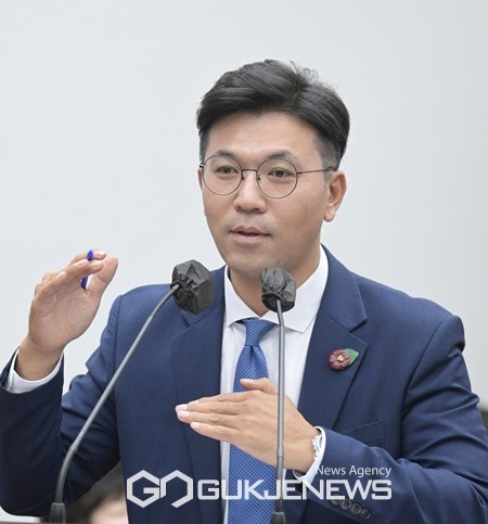 현지홍 의원은 "입찰을 한 업체에 몰아주는 것처럼 보여지는 매우 의심스러운 상황"이라며 "감사 청구 또 더는 나아가서 이게 문제가 있다면 법적 수사까지도 가야 하는 상황"이라고 말했다.[사진=제주도의회]