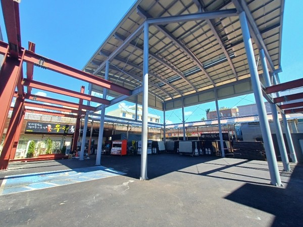 서귀포시는 지역경제의 근간인 전통시장과 상점가 육성을 위해 올해  관내 6개 전통시장에 약 39억 원을 투자해 아케이드 설치, 화장실 시설개선, 소방시설, cctv설치 등 16개 사업을 추진 중이다.[사진=서귀포시청]