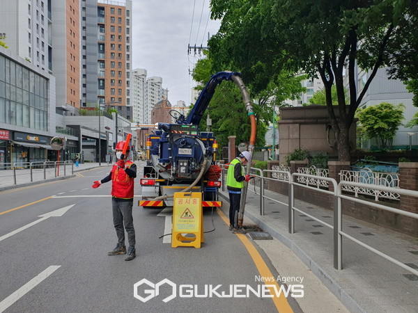 양천구 빗물받이 준설작업 전경 [사진제공=양천구청]