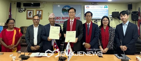 13일 오후(현지 시각) 네팔 포카라시 정부 청사에서 열린 코이카 ‘네팔 포카라시 리사이클/업사이클 플랫폼 및 친환경 시범 마을 구축을 통한 녹색일자리 창출사업’ 상호 협약서 체결식에서 (왼쪽에서 세 번째부터) 다나 라즈 아차리야(Dhana Raj Acharya) 포카라 시장, 이윤영 코이카 경영전략본부 이사, 공무헌 코이카 네팔사무소장 등이 주요 참석자들이 기념사진을 찍고 있다. [사진제공=코이카]