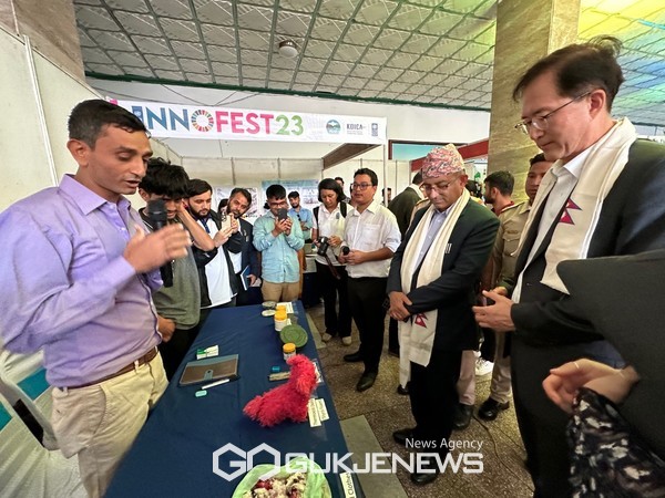 이윤영 코이카 경영전략본부 이사(오른쪽)가 13일 오후(현지 시각) 네팔 포카라 시청에서 포카라 지역 내 친환경 스타트업 관계자들을 만나 스타트업이 생산한 다양한 제품과 살펴보고, 향후 코이카 ‘네팔 포카라시 리사이클/업사이클 플랫폼 및 친환경 시범 마을 구축을 통한 녹색일자리 창출사업’의 협력 방향성을 논의하고 있다. [사진제공=코이카]