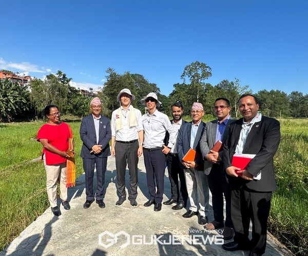 13일 오후(현지 시각) 이윤영 코이카 경영전략본부 이사(왼쪽 세 번째)와 다나 라즈 아차리야(Dhana Raj Acharya) 포카라 시장(왼쪽 두 번째) 등이 네팔 포카라시 바순다라 공원에서 코이카 ‘네팔 포카라시 리사이클/업사이클 플랫폼 및 친환경 시범 마을 구축을 통한 녹색일자리 창출사업’의 일환으로 구축될 그린벤처존의 부지를 둘러보고 기념사진을 촬영하고 있다. [사진제공=코이카]