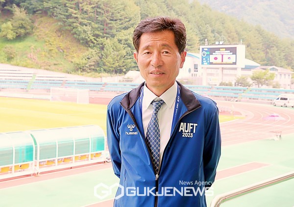 아시아대학축구연맹 변석화 회장이 한-일전 결승전이 열리는 태백종합운동장에서 기념 촬영에 임하고 있다(사진=김병용 기자)