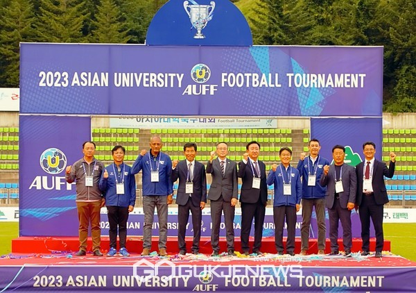 변석화 아시아축구연맹 회장이 12일 태백종합운동장에서 열린 '2023 아시아대학축구대회' 시상식 후 아시아대학축구연맹 관계지들과 기념 촬영을 하고 있다(사진=김병용 기자)