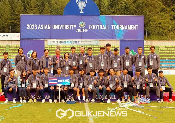 4위을 차지한 태국대학축구대표팀이 12일 태백종합운동장에서 열린 '2023 아시아대학축구대회' 시상식에서 기념 촬영을 하고 있다(사진=김병용 기자)