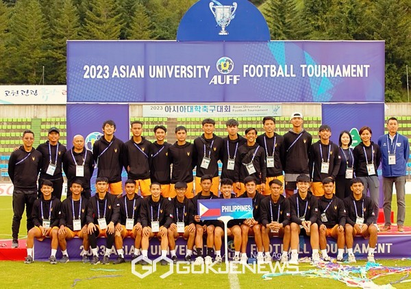 5위 차지한 필리핀대학축구대표팀이 12일 태백종합운동장에서 열린 '2023 아시아대학축구대회' 시상식에서 기념 촬영을 하고 있다(사진=김병용 기자)