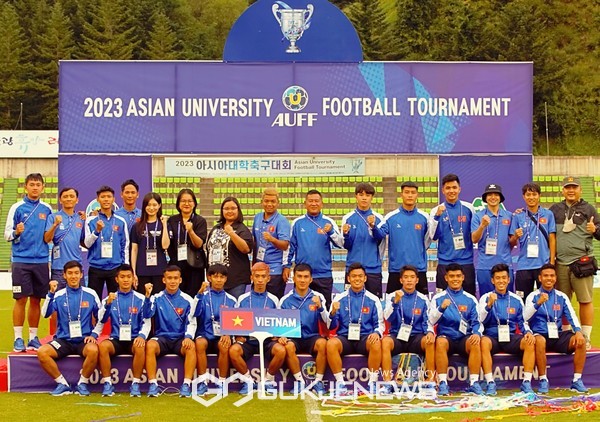 8위를 차지한 베트남대학축구대표팀이 12일 태백종합운동장에서 열린 '2023 아시아대학축구대회' 시상식에서 기념 촬영을 하고 있다(사진=김병용 기자)