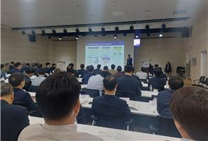 ​부산TP 김형균 원장이 '전국 테크노파크·창조경제혁신센터 연석회의'에서 Best Practice로 선정된 '지산학 복합체 기반 중소기업지원 생태계 전환'에 대해 발표하고 있다/제공=부산테크노파크​