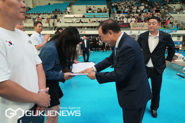[포토] 교육감기 초·중학교 수영대회 격려금 전달하는 하윤수 교육감