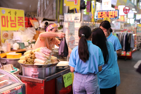 서울 양천구 신영시장에서 어린이 장보기 체험(사진제공=한국공항공사)