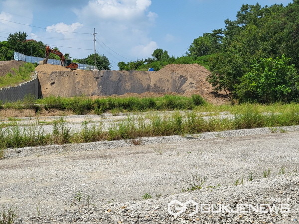 (사진제공/익명 독자) 8월13일  창녕군 유어면 대대리 버섯재배사 현장에 폐기물인 철광 슬래그와 순환 골재를 불법 성토하는 모습.