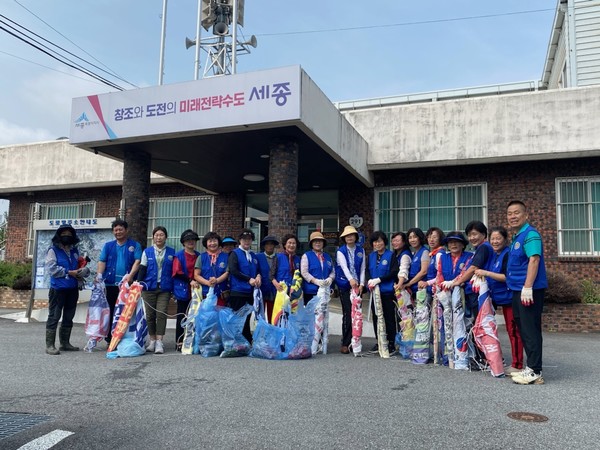 사진=불법광고물 정비추진 단체사진