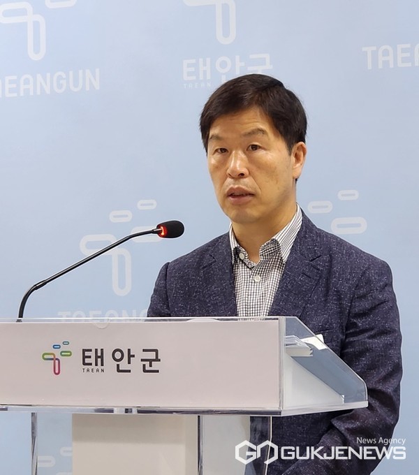 20일 충남 태안군청 브리핑룸에서 정례브리핑 중인 김남용 수산과장. (사진 = 최병민 기자)