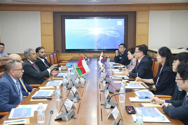 (사진제공=창원특례시)창원시는 오만의 교통정책을 총괄하는 교통통신정보기술부의 카미스 알 샤마키 차관을 비롯한 MTCIT 방문단이 창원을 방문, 수소기업 및 수소인프라 등을 방문·견학했다.