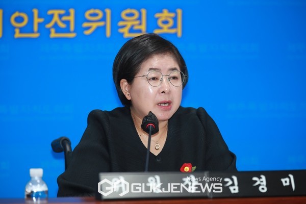 제주도의회 보건복지안전위원회는 21일 더불어민주당 송창권 의원이 대표 발의한 '제주도 아동출입제한업소(노키즈존) 지정 금지 조례안'을 조례명과 내용을 대폭 손질해 가결했다.[사진=제주도의회]