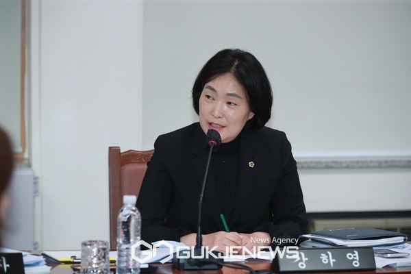 제주도 노키즈존 지정 금지 조례안 제정과 관련 국민의힘 강하영 의원은  "1％도 안 되는 0.57％의 업소로 인해 조례를 제정한다는 것이 맞는지 의문"이라고 지적했다. 이에 대해 김경미 위원장은 "이번 수정안은 노키즈존을 운영하지 못하게 하는 금지조항이 아니고 키즈존 확산 방지를 위한 제주도의 활동 부분을 강조한 조례안"임을 강조했다.[사진=제주도의회]