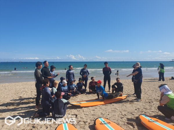 서핑 체험 행사 모습/제공=부산관광공사