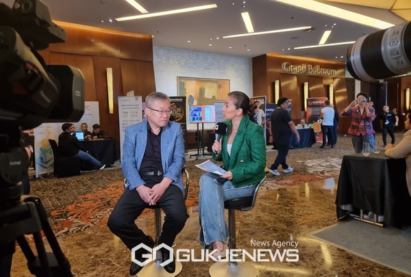 3KGroup 김영근 회장이 필리핀 방송사와 인터뷰를 하고 있다(사진=사단법인 한국블록체인기업진흥협회)