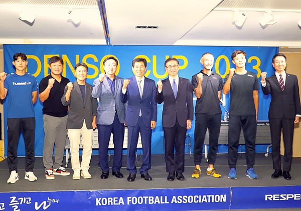 변석화 한국대학축구연맹 회장과 이토 케인치로 (주)덴소사 경영 임원 등 대회 관계자들과 양 팀 선수단이 22일 축구회관에서 열린 기자회견 후 기념 촬영에 임하고 있다(사진=김병용 기자)