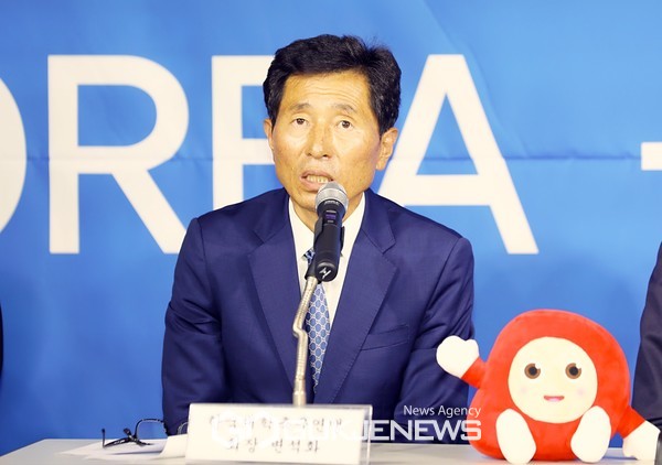 변석화 한국대학축구연맹 회장이 22일 축구회관에서 열린 기자회견에서 대회 확대 개최 발표를 하고 있다.(사진=김병용 기자)