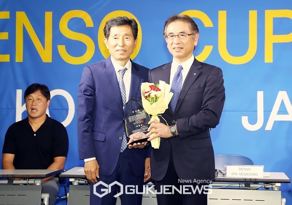 22일 축구회관에서 열린 덴소컵 기자회견에서 한국대학축구연맹 감사패 수여 후 변석화 한국대학축구연맹 회장과 이토 켄이치로  ㈜덴소사 경영 임원이 기념 촬영을 하고 있다.(사진=김병용 기자)