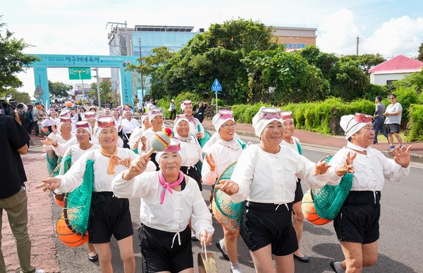 제16회 제주해녀축제가 23일 막을 올린 가운데  해녀뿐만 아니라 도민과 관광객 등 1,000여 명이 참석해 성황을 이뤘다. [사진=제주도]