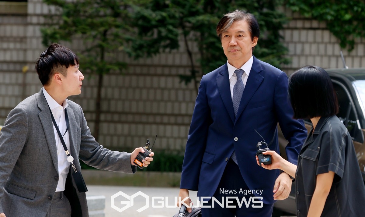 화천기계·신송홀딩스 등 조국 관련주 강세... 