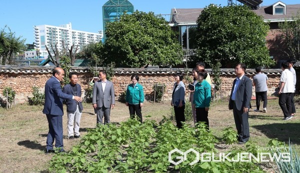 충남 태안군의회가 지난 22일 제297회 임시회에 상정된 2023년도 제2회 추가경정예산안 심의 과정에서 보다 정밀한 예산안 심의를 위해 현장답사를 실시했다. 사진은 현장답사 모습. (태안군의회 제공)