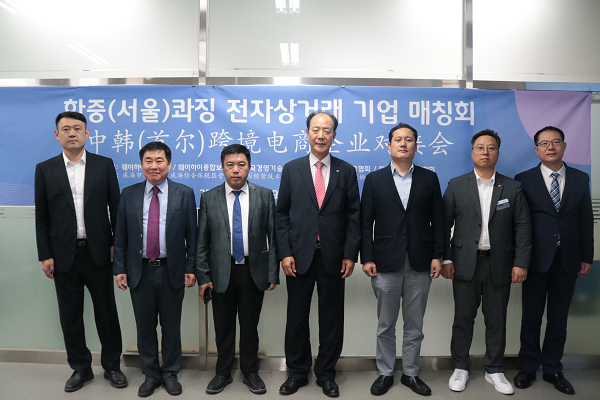 (왼쪽 4번째) 한국경영기술지도사회 김오연 회장, (왼쪽 3번째) 웨이하이시 상무국 Zhang Lian Kai 부국장 / 제공: 한국경영기술지도사회