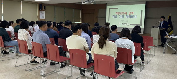 강건선 기획실장이 지난 25일 지방교부세 감액에 따른 예산 담당자 긴급  대책 회의를 하고 있다. (사진/무안군 )