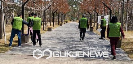 장녹연 회원들이 귀성객들에게 깨끗한 고향의 이미지를 보여 주기 위해 거리 청소와 환경 정화 봉사 활동을  하고 있다.(사진=(사)장녹연)