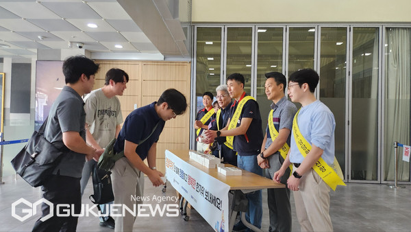 '청렴쿠키 나눔 행사'에 참여한 BPA 직원들 모습/제공=부산항만공사