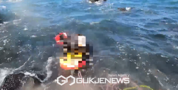 제주해경이 물때를 놓쳐 제주 해안 갯바위에 고립됐던 낚시객 2명을 무사히 구조했다.[사진=제주해양경찰서]